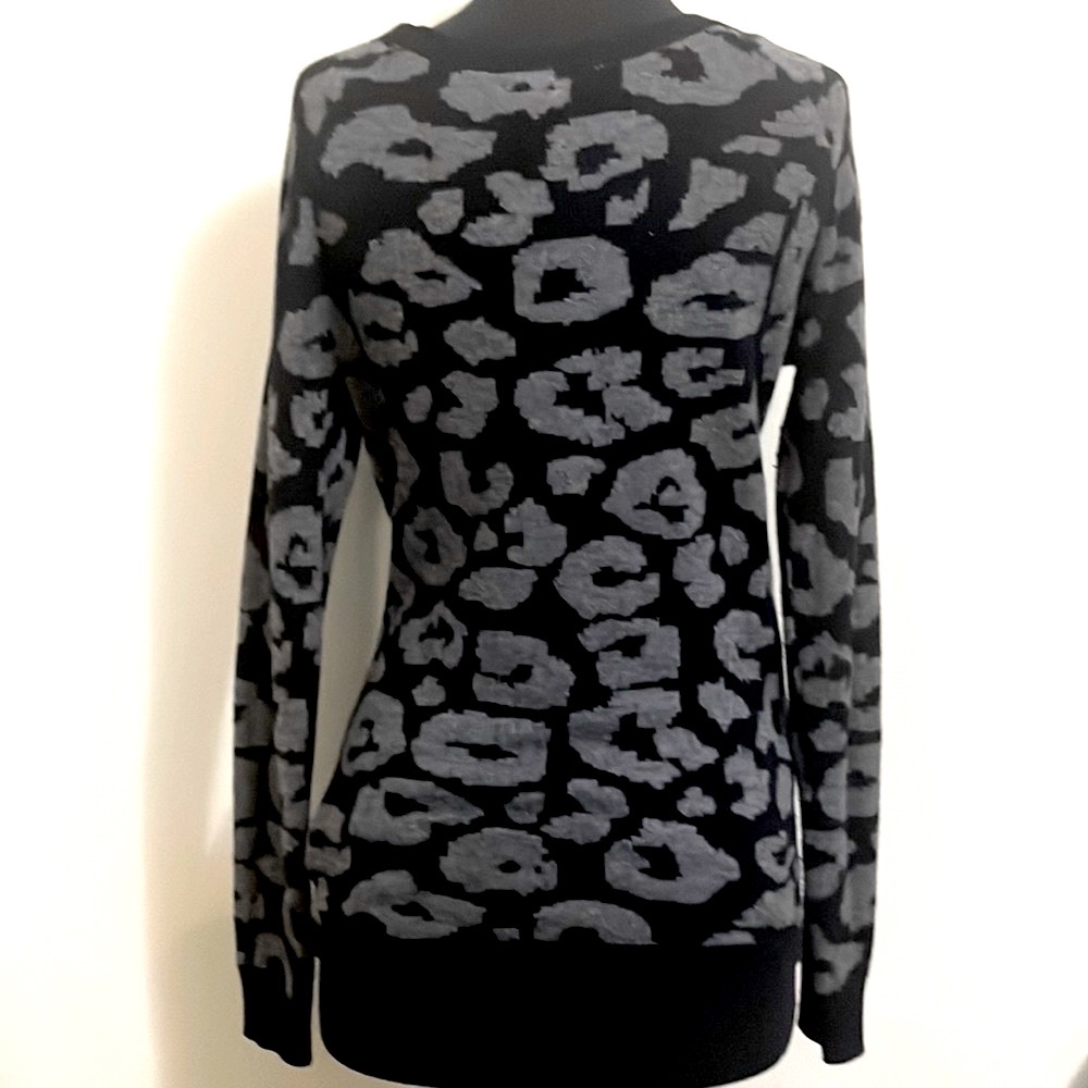 Nwot gap black and grey animal print sweater.  Size XS can fit a small as well
